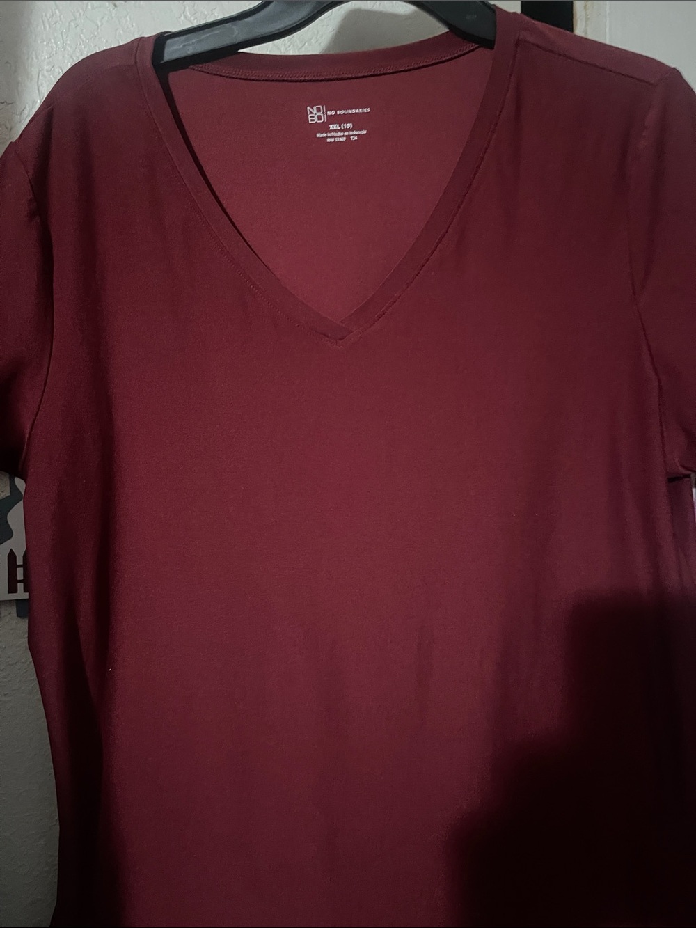 No Boundaries Women's V-Neck Short Sleeve Top - Wine